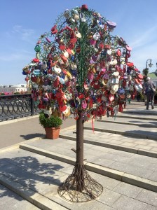 Schloss-Baum auf der Lushkov-Brücke